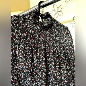 Beautiful size XS flowery top, only worn twice like new